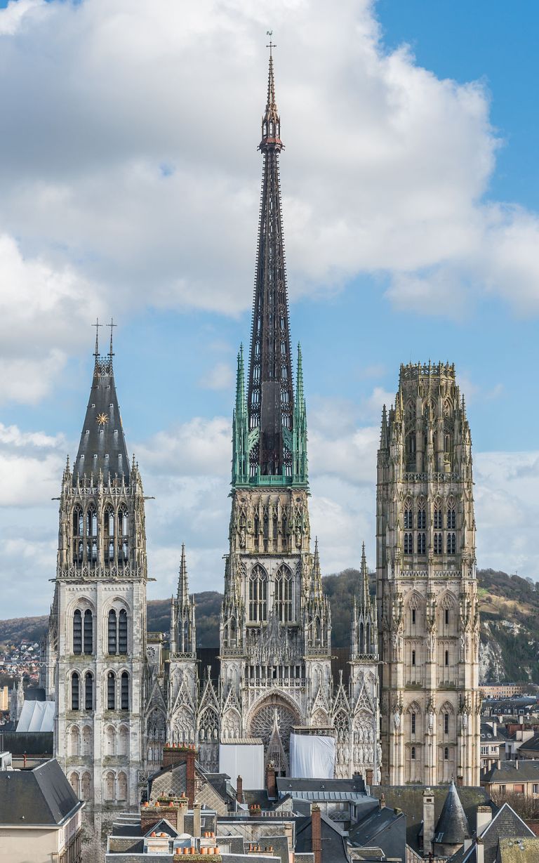 Rouen_Cathedral_as_seen_from_Gros_Horloge_140215_4
